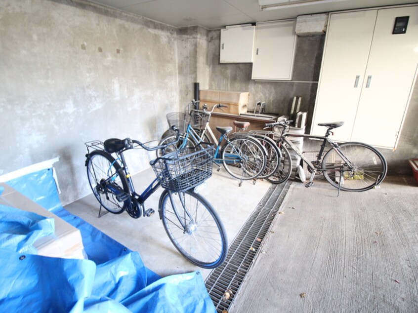 駐輪場 ハイウェル下北