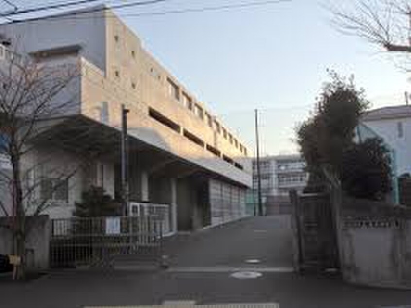 岩崎中学校(中学校/中等教育学校)まで600m 桜ケ丘マンション
