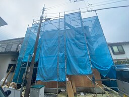 建築中