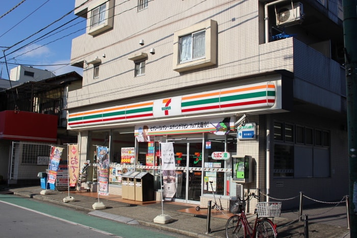 セブンイレブン横浜白楽駅前店(コンビニ)まで395m 白楽アストロ