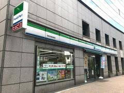 ファミリーマート 初台交差点前店(コンビニ)まで227m 参宮橋マンション