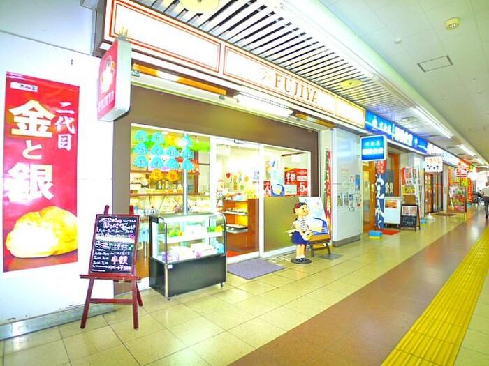 駅構内の飲食店(その他飲食（ファミレスなど）)まで706m 市川クローバーハイツ森