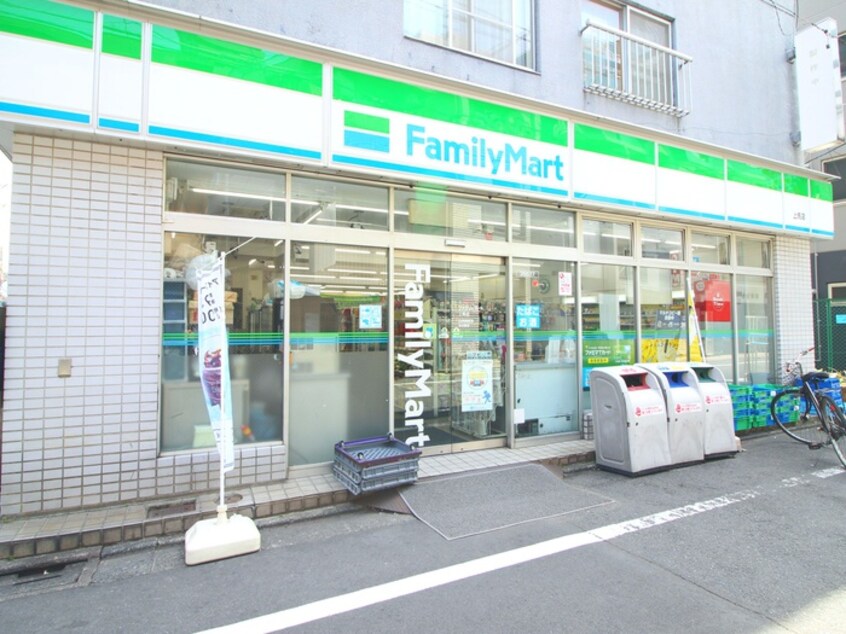 ファミリーマート上馬店(コンビニ)まで196m ｸﾚｯｾﾝﾄ三軒茶屋