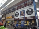 TSUTAYA 上大岡店(ビデオ/DVD)まで90m ラウンド・スリ－小宮