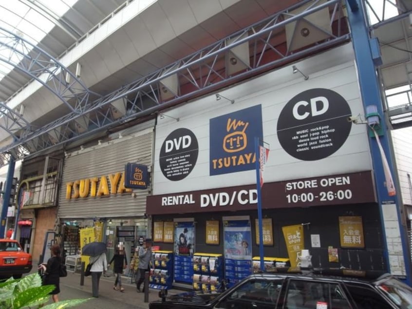 TSUTAYA 上大岡店(ビデオ/DVD)まで90m ラウンド・スリ－小宮