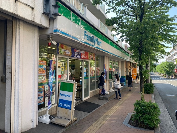 ファミリーマート 市ヶ尾駅北口店(コンビニ)まで357m エルドメ－ヌ志村