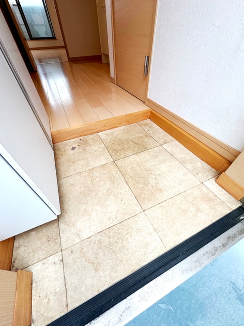 玄関 ＣＯＵＲＴ　ＦＯＲＥＴ