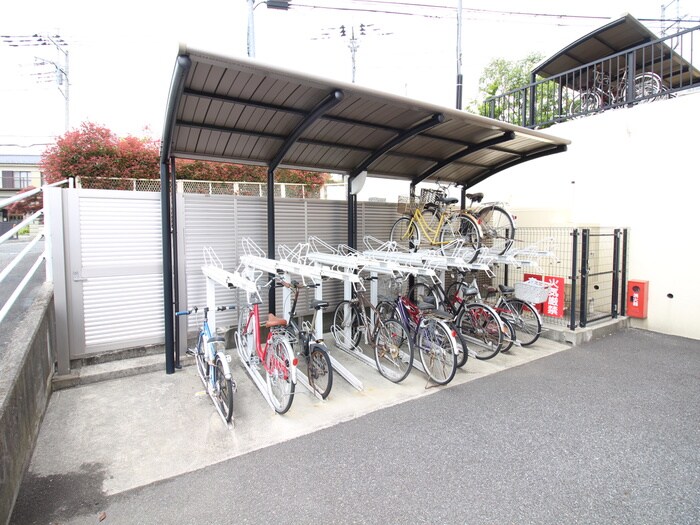 駐輪場 コロッサル六地蔵