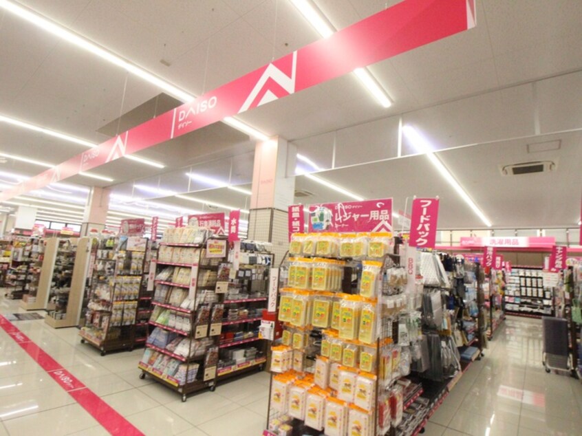 Daiso　(SANWA内）(100均)まで440m アネックス千代田