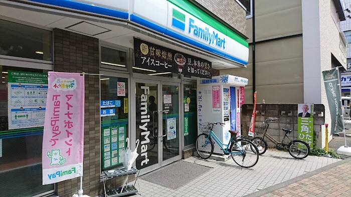 ファミリーマート喜多見店(コンビニ)まで506m ハウスコスワーズ