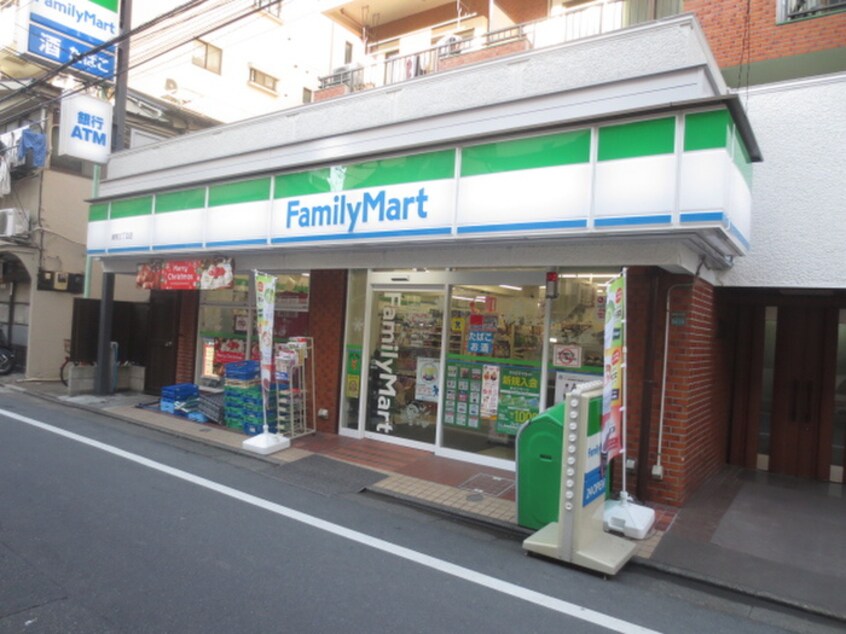 ファミリーマート巣鴨３丁目店(コンビニ)まで586m 桜ハイム