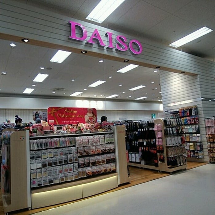 ダイソーイオンモール大和店(100均)まで327m ブラウニー