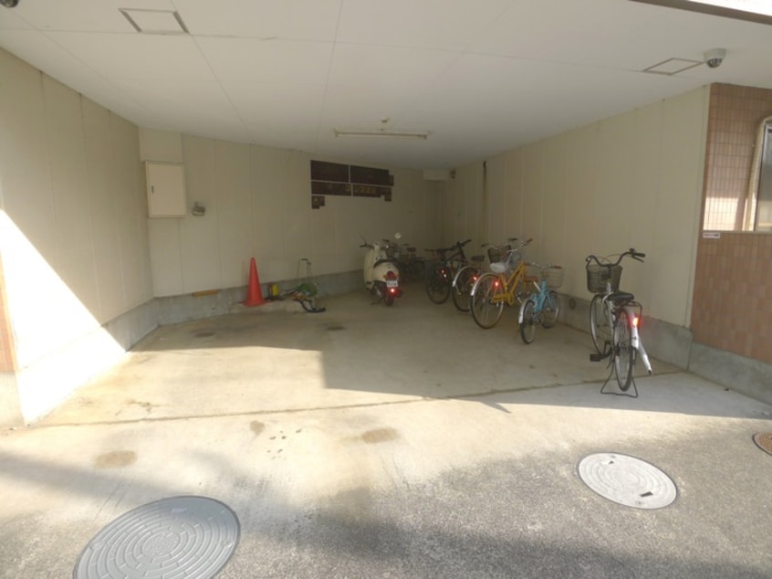 駐輪場 オークリーフ