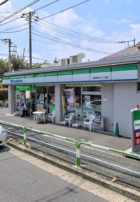 ファミリーマート(コンビニ)まで150m アマリンハイツ赤羽西が丘
