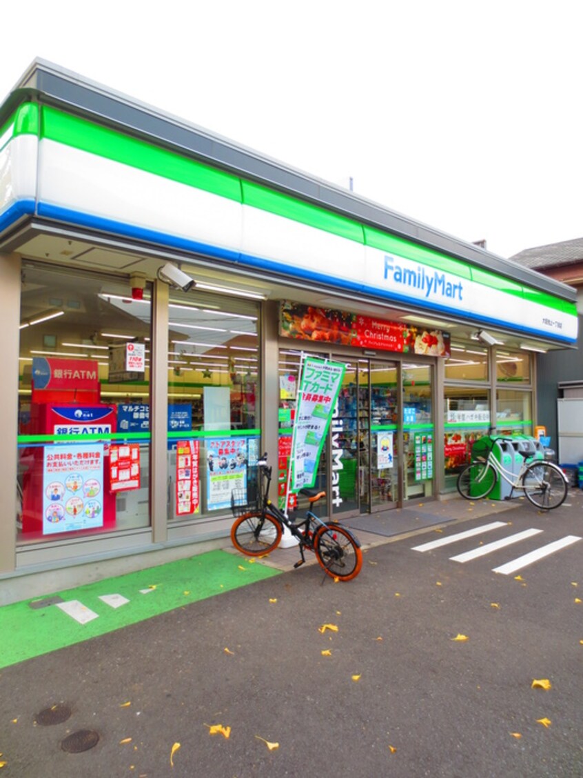 ファミリーマート(コンビニ)まで550m Casa Gracia