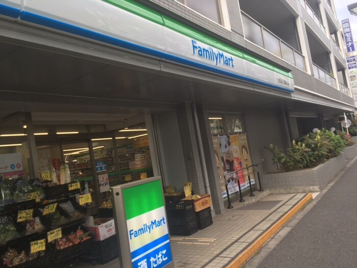 ファミリーマート 世田谷千歳通り店(コンビニ)まで594m サングレース千歳台