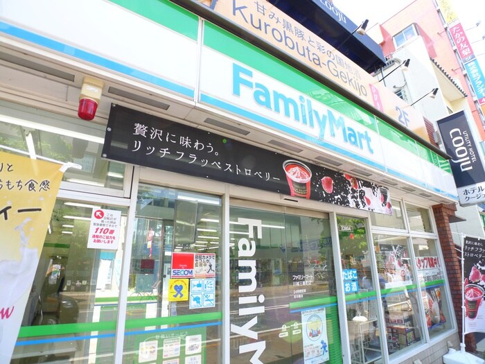 ファミリーマート三番町(コンビニ)まで83m リヴェール川越