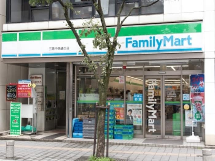 ファミリーマート三鷹中央通り南店(コンビニ)まで350m アヴァンカーサ三鷹