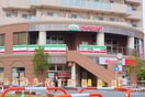 サイゼリヤ(その他飲食（ファミレスなど）)まで350m ハイツやすひろ
