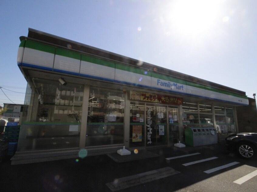 ファミリーマート桂台二丁目店(コンビニ)まで700m 第２みどりハイツ