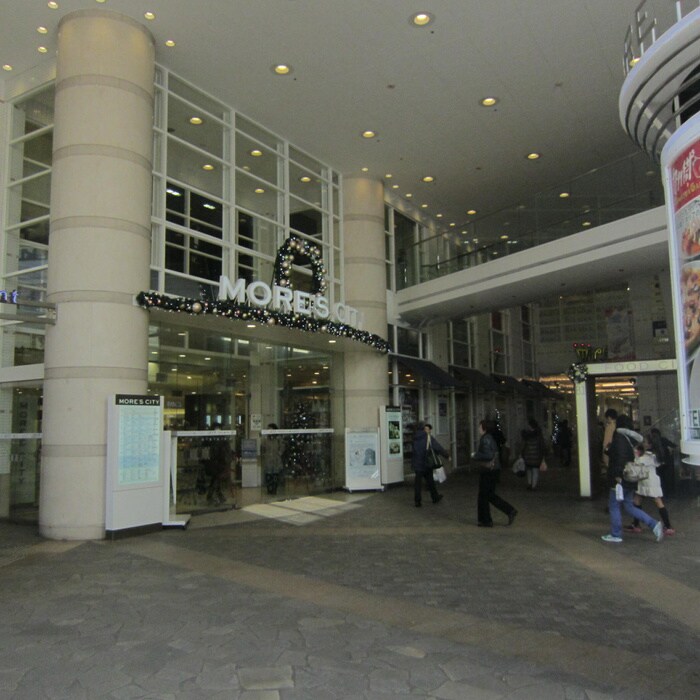 モアーズシティ横須賀店(デパート)まで762m クイーンシップ横須賀中央Ⅱ