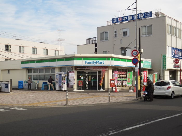 ファミリーマート 東海大学駅前店(コンビニ)まで356m アイリスA