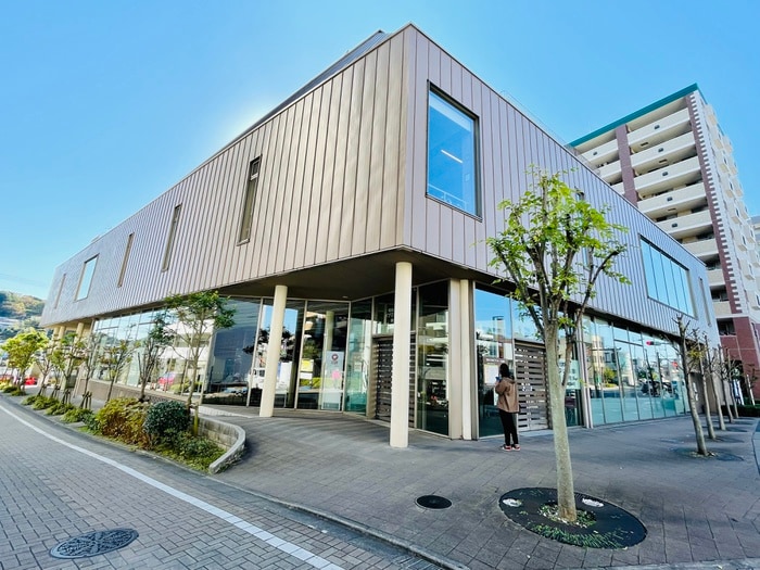 鶴川図書館(図書館)まで130m ビュ－テラス夏目