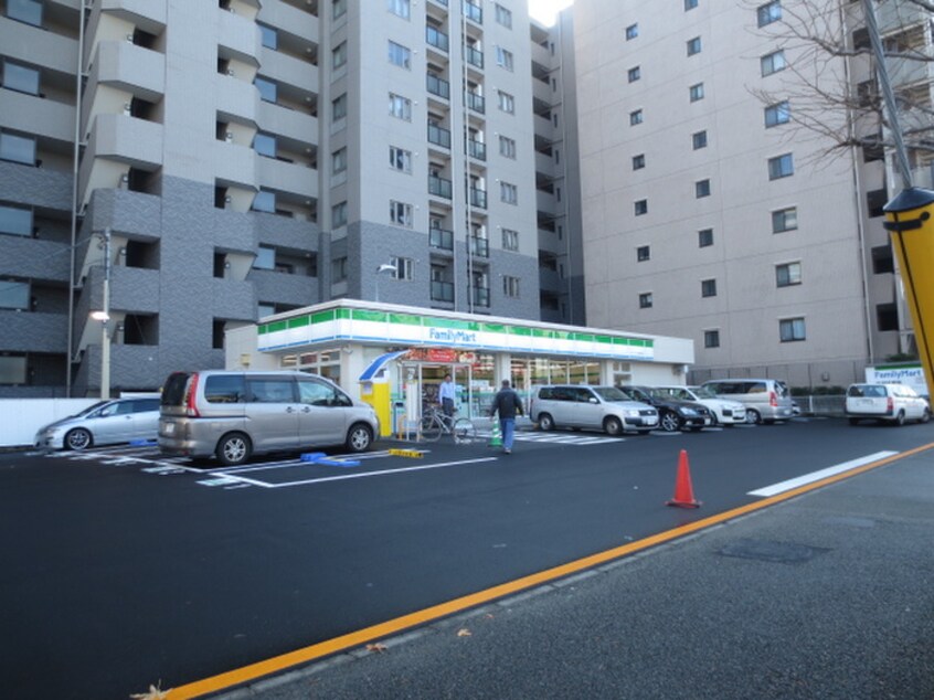 ファミリーマートスリーウェル新横浜店(コンビニ)まで440m ブロードストーン小机