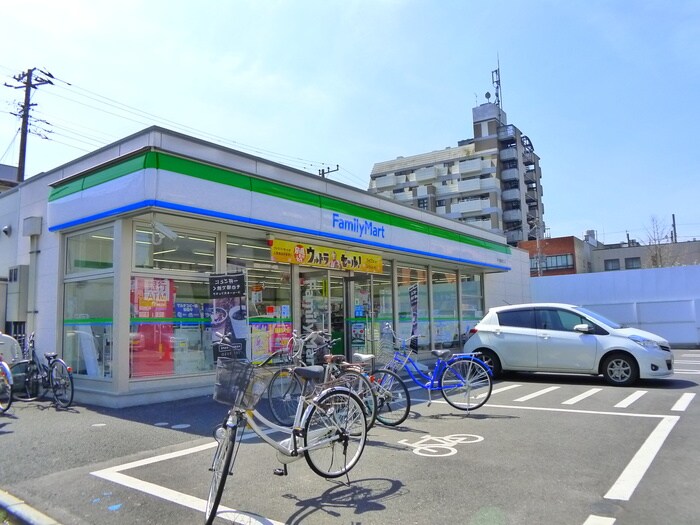 ファミリーマート(コンビニ)まで500m リブリ・ルミック