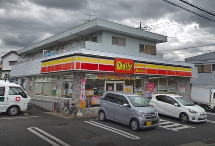 デイリーヤマザキ綾瀬寺尾北店(コンビニ)まで180m Flower court