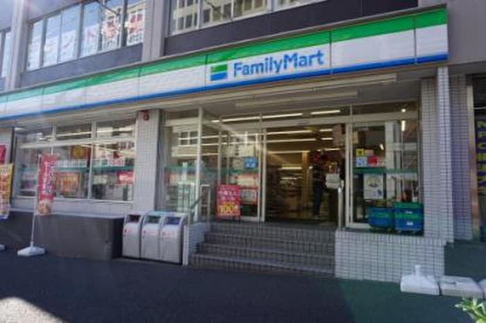 ファミリーマート 横浜沢渡店(コンビニ)まで300m ヒルズ沢渡
