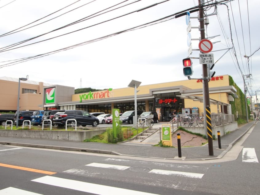 ヨークマート六浦店(スーパー)まで651m エム・ジュビリー