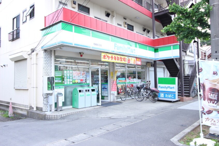 ファミリーマート稲城長沼駅前店(コンビニ)まで416m ロイヤルコーポ