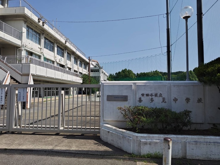 喜多見中学校(中学校/中等教育学校)まで732m リバーサイドＵＮＡＮＥ