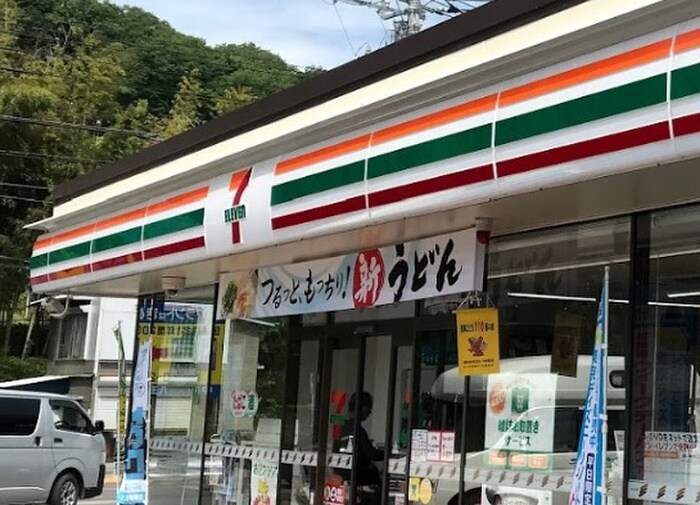 セブンイレブン青梅四小前店(コンビニ)まで480m デューアクシス青梅