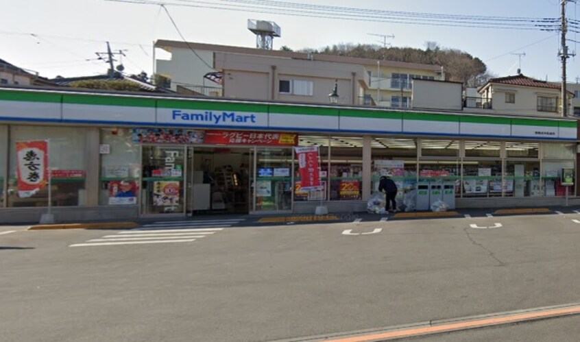 ファミリーマート青梅成木街道店(コンビニ)まで560m デューアクシス青梅