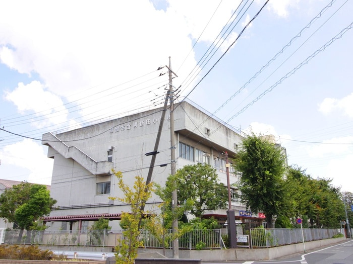 両新田小学校(小学校)まで350m グランヴィラージュ