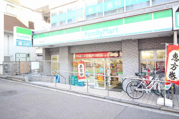 ファミリーマート　大倉山駅前店(コンビニ)まで204m ル－ト大倉山マンションA