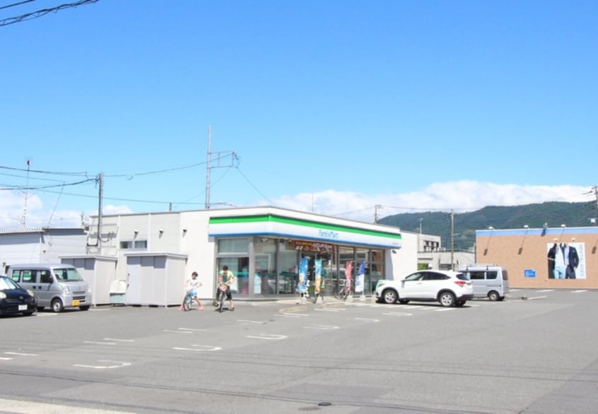 ファミリーマート大井町上大井店(コンビニ)まで550m ヴェルデメゾンＡ