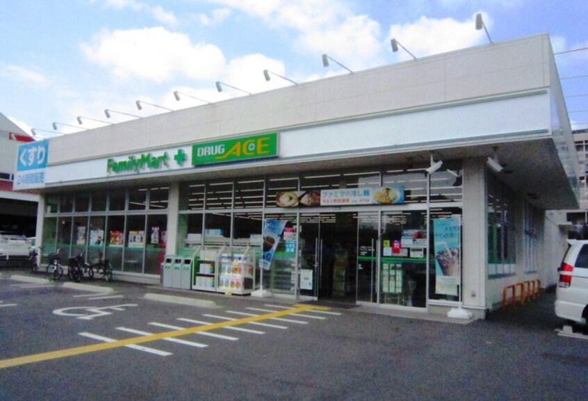 ファミリーマートドラッグエース鶴ケ岡店(コンビニ)まで700m ビルドネ－ジュ