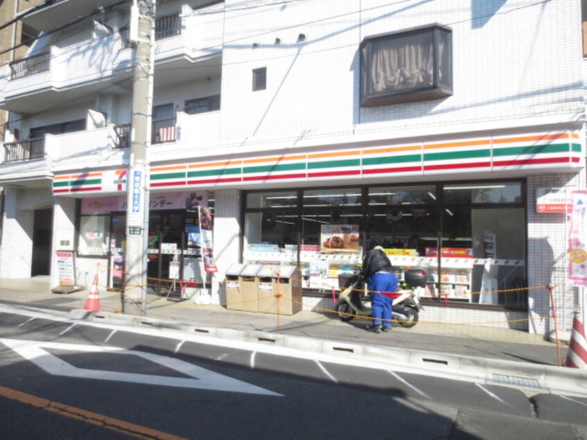 セブンイレブン 北区西ヶ原4丁目店(コンビニ)まで141m エステ－ト西ヶ原