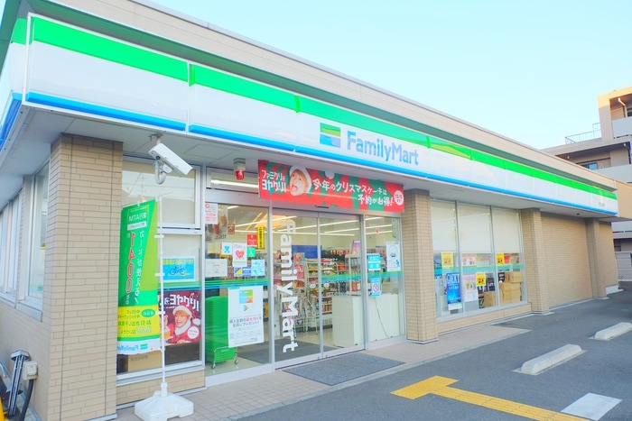 ファミリーマート(コンビニ)まで500m パ－クビレッジ