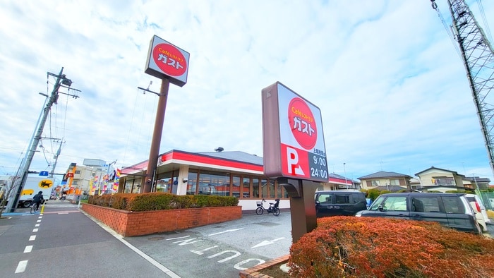 ガスト(その他飲食（ファミレスなど）)まで747m ストークハイランド