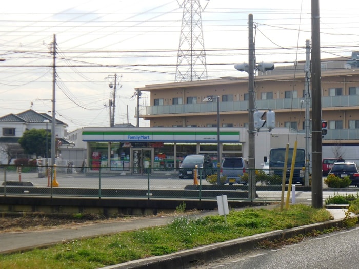 ファミリーマート(コンビニ)まで113m オバタハイツ