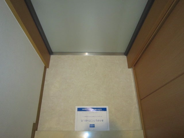 玄関 プロムナ－ド岩楯