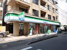 ファミリーマート用賀二丁目店(コンビニ)まで70m ラグゼナ用賀