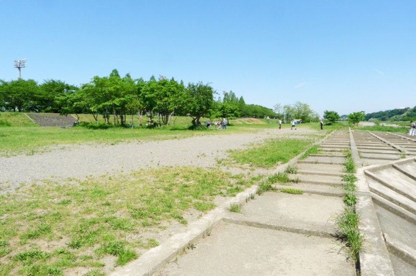 是政多摩川緑地(公園)まで500m 鈴木アパート