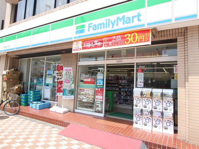 ファミリーマート(コンビニ)まで270m ESTEM COURT KAMEIDO TOKYOEAST