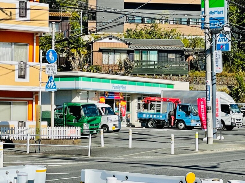 ファミリーマート(コンビニ)まで42m リ－ベル鶴川