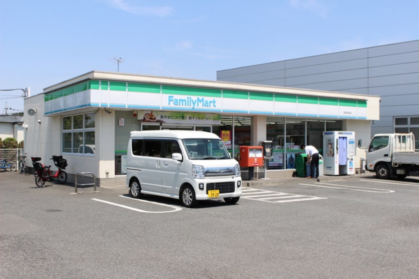 ファミリーマート町田忠生店(コンビニ)まで255m レジデンス２８